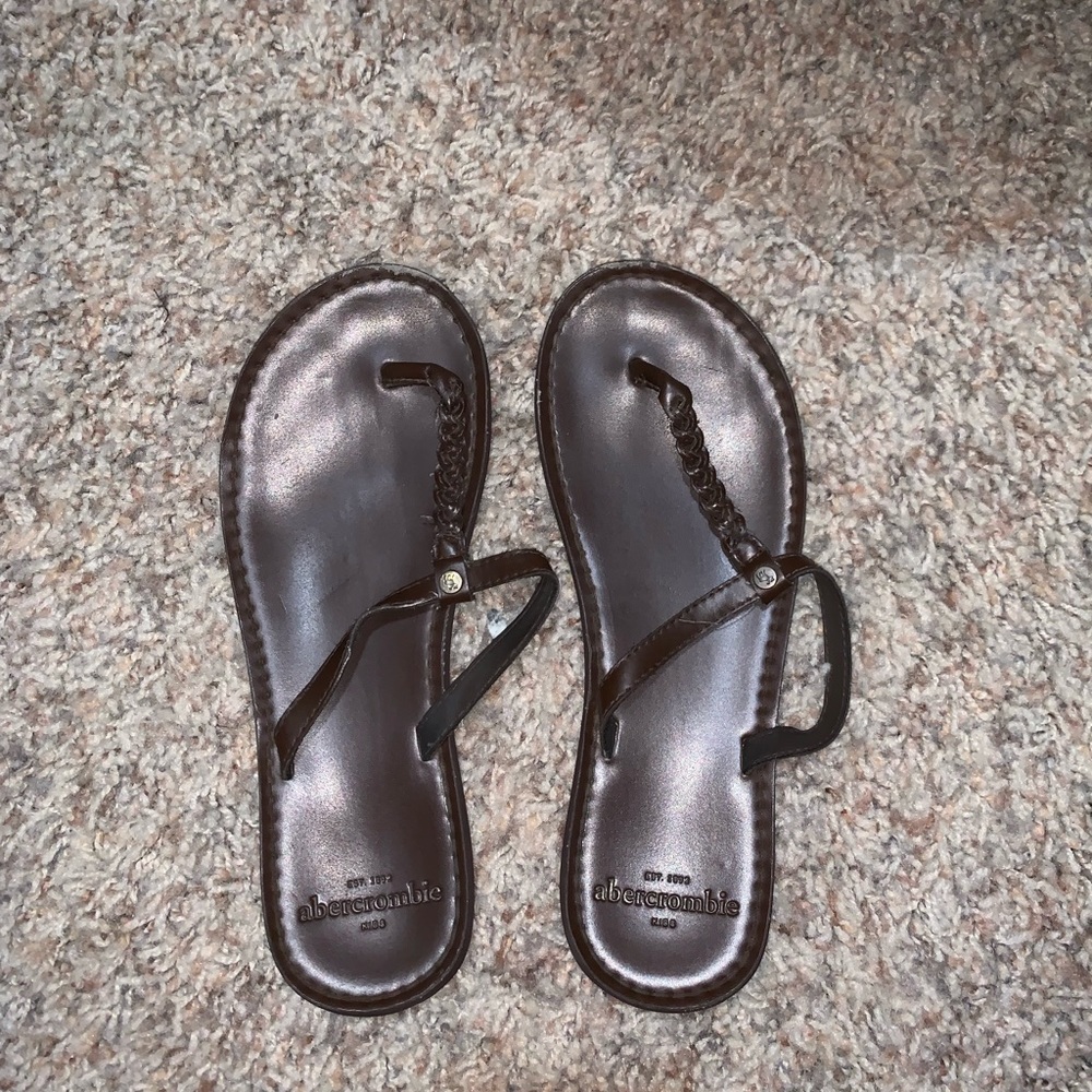 BROWN FLIP FLOPS